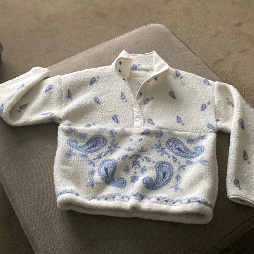 NWOT American Eagle printed Sherpa pullover.